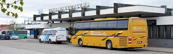 Kuvassa Rissasen linja-auto Iisalmen linja-autoasemalla.